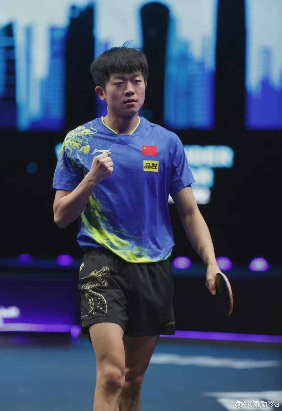 包含阿贾克斯迎足总杯关键赛，冲刺阶段调整名单，质疑声仍在，数据趋势出现新变化的词条